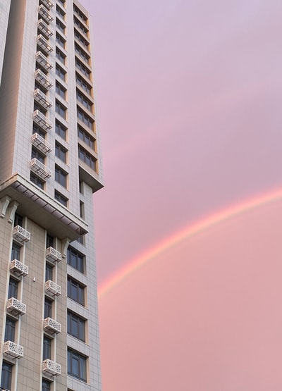 蓝天下的白色混凝土建筑